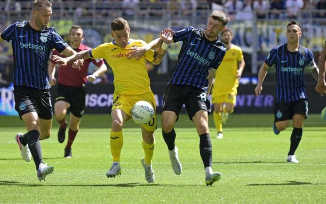 Foto IPP Paolo Bona Milano 17 05 2026 Campionato Serie A di Calcio stagione 2025 2026 partita Inter-Verona Nella foto Petar Sucic e Tomas Suslov Italy Photo Press Worldwide Copyright italy Italy ITALY  Copyright: xR4924_italyphotopressx