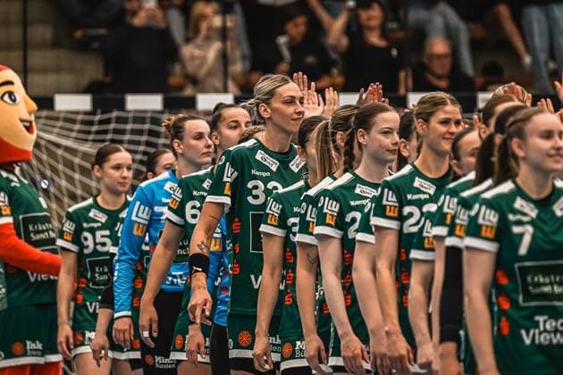 Scene with Lara Däuble 95 Frisch auf Göppingen Women , Luisa Schulze 33 Frisch auf Göppingen Women , Celina Meißner 61 Frisch auf Göppingen Women , Sophia Marie Mohr 27 Frisch auf Göppingen Women , Ann Kynast 5 Frisch auf Göppingen Women , Nicola Merz 23 Frisch auf Göppingen Women , Haruno Sasaki 32 Frisch auf Göppingen Women , Luisa Scherer 24 Frisch auf Göppingen Women and Louisa De Bellis 20 Frisch auf Göppingen Women in the EWS Arena scene with Lara Däuble 95 Frisch auf Göppingen Women and teammates Copyright: xspeedshotx