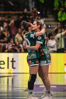 Scene with Ann Kynast 5 Frisch auf Göppingen Women and Lea Watzl 7 Frisch auf Göppingen Women in the EWS Arena Cheering with Ann Kynast 5 Frisch auf Göppingen Women and Lea Watzl 7 Frisch auf Göppingen Women Copyright: xspeedshotx
