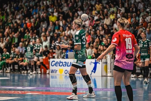 Scene with Luisa Schulze 33 Frisch auf Göppingen Women and Lea Gruber 19 SV Halle Neustadt in the EWS Arena Scene with Luisa Schulze 33 Frisch auf Göppingen Women and Lea Gruber 19 SV Halle Neustadt Copyright: xspeedshotx