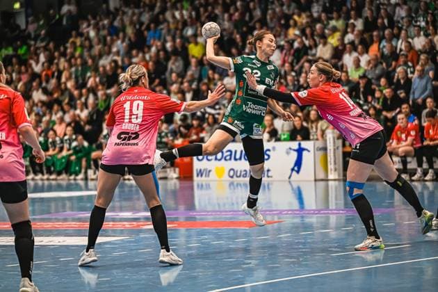 Scene with Haruno Sasaki 32 Frisch auf Göppingen Women , Lea Gruber 19 SV Halle Neustadt and 11 SV Halle Neustadt Scene with Haruno Sasaki 32 Frisch auf Göppingen Women and opponents Copyright: xspeedshotx