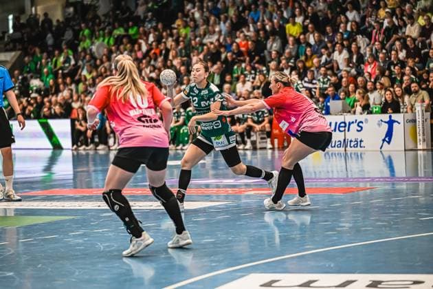 Scene with Haruno Sasaki 32 Frisch auf Göppingen Women , Viktoria Marksteiner 10 SV Halle Neustadt and Lynn Molenaar 7 SV Halle Neustadt Scene with Haruno Sasaki 32 Frisch auf Göppingen Women and Viktoria Marksteiner 10 SV Halle Neustadt Copyright: xspeedshotx