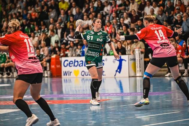 Scene with Lea Neubrander 81 Frisch auf Göppingen Women , Lea Gruber 19 SV Halle Neustadt and Tina Wagenlader 14 SV Halle Neustadt Scene with Lea Neubrander 81 Frisch auf Göppingen Women and opponents Copyright: xspeedshotx