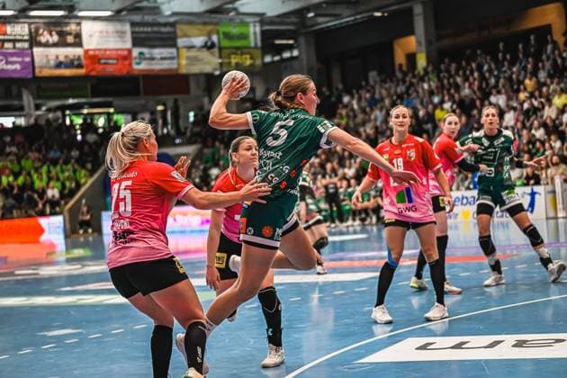 Scene with Ann Kynast 5 Frisch auf Göppingen Women , Lea Watzl 7 Frisch auf Göppingen Women , Lilli Röpcke 25 SV Halle Neustadt , Lea Gruber 19 SV Halle Neustadt and Marie Polakova 23 SV Halle Neustadt Scene with Ann Kynast 5 Frisch auf Göppingen Women and Lilli Röpcke 25 SV Halle Neustadt Copyright: xspeedshotx