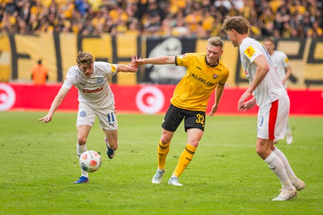 17 05 2026, xomx, Soccer 2 Bundesliga, Dynamo Dresden Holstein Kiel v l Alexander Bernhardsson Holstein Kiel , Jonas Sterner Dynamo Dresden in a duel on the ball DFL DFB REGULATIONS PROHIBIT ANY USE OF PHOTOGRAPHS as IMAGE SEQUENCES and or QUASI VIDEO Dresden