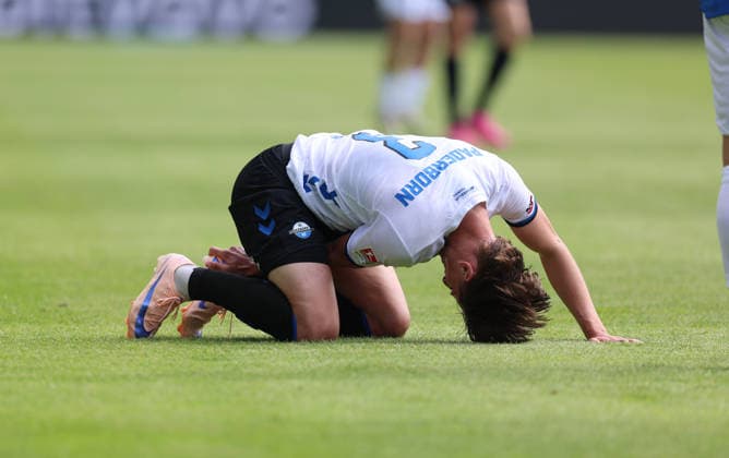 16 05 2026, Soccer 2 Bundesliga, SV Darmstadt 98 SC Paderborn, v l , Jonah Sticker SC Paderborn enttaeuscht, enttaeuscht schauend, dissapointed, traurig, frustiert, frust, gefrustet, frustrated DFL DFB REGULATIONS PROHIBIT ANY USE OF PHOTOGRAPHS AS IMAGE SEQUENCES AND OR QUASI VIDEO xdcx Copyright: HMBxMedia Claus