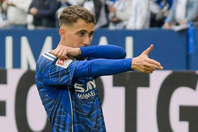 Adil Aouchiche Schalke 24 cheers after scoring 1 0 17 05 2026 ¢ Football ¢ FC Schalke 04 vs Eintracht Braunschweig, Veltins Arena, Gelsenkirchen, DFB DFL REGULATIONS PROHIBIT ANY USE OF PHOTOGRAPHS AS IMAGE SEQUENCES AND OR QUASI VIDEO Copyright: xpepphotox xSaschaxWeizx pep00321, pep_20260517_hm_359959
