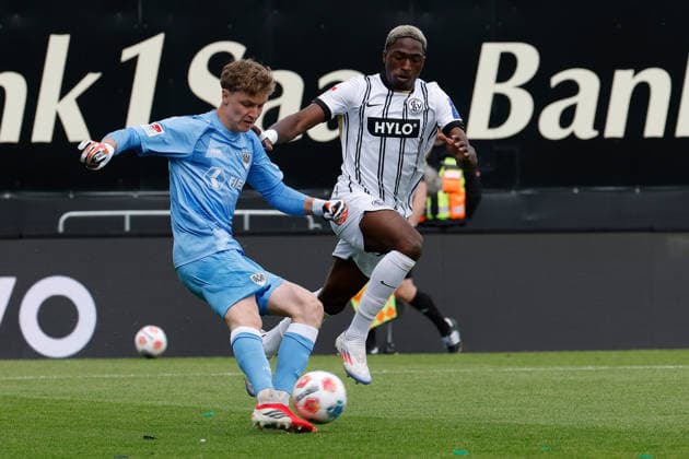 17 05 2026, xjrdrx, Fußball 2 Bundesliga, SV Elversberg Preußen Münster v l Johannes Schenk Preussen Muenster David Mokwa SV Elversberg Zweikampf, Aktion, action, battle for the ball DFL DFB REGULATIONS PROHIBIT ANY USE OF PHOTOGRAPHS as IMAGE SEQUENCES and or QUASI VIDEO Elversberg