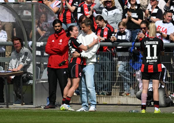 17 05 2026, xsltx, Soccer Google Pixel Women Bundesliga, Eintracht Frankfurt 1 FC Union Berlin v l Farewell for GÃ raldine Reuteler Eintracht Frankfurt , Niko Arnautis Coach Eintracht Frankfurt sincerely thanks DFL DFB REGULATIONS PROHIBIT ANY USE OF PHOTOGRAPHS as IMAGE SEQUENCES and or QUASI VIDEO