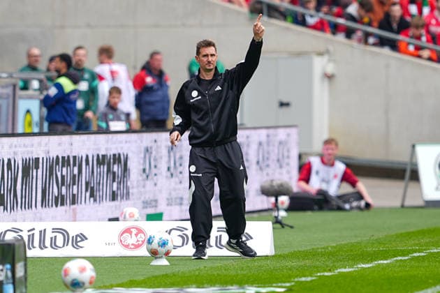 17 05 2026, xydrx, Herren, Fußball, 2 Bundesliga, Hannover 96 1 FC Nürnberg, Saison 2025 2026, Heinz von Heiden Arena Miroslav Klose Cheftrainer 1 FC Nürnberg gestikulierend DFB regulations prohibit any use of photographs as image sequences and or quasi video Copyright: HMBxMedia YannisxDreimann