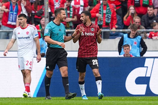 17 05 2026, xydrx, Herren, Fußball, 2 Bundesliga, Hannover 96 1 FC Nürnberg, Saison 2025 2026, Heinz von Heiden Arena Waniss Taibi Hannover 96, 26 diskutiert mit Daniel Schlager Schiedsrichter DFB regulations prohibit any use of photographs as image sequences and or quasi video Copyright: HMBxMedia YannisxDreimann