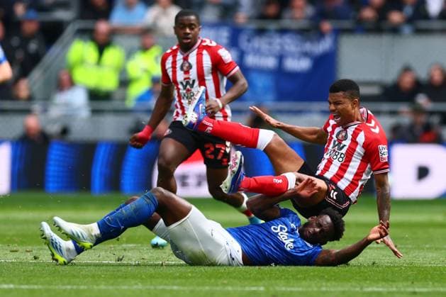 Sport Bilder des Tages Tim Iroegbunam of Everton fouls Reinildo Mandava of Sunderland for a yellow card Everton v Sunderland, Premier League, Football, Hill Dickinson Stadium, Liverpool, UK - 17 May 2026Liverpool Hill Dickinson Stadium United Kingdom EDITORIAL USE ONLY No use with unauthorised audio, video, data, fixture lists, club league logos or live services. Online in-match use limited to 120 images, no video emulation. No use in betting, games or single club league player publications.  Copyright: xPaulxCurrie Shutterstockx 16877456t