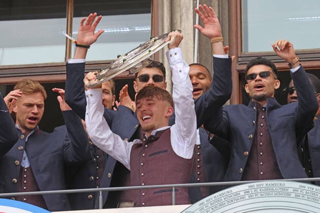 42 Lennart Karl, portrait, portrait, Marienplatz, 35 championship title, championship celebration, town hall balcony, town hall, championship trophy, is presented, Lord Mayor Dominik Krause, football 1 BL FC Bayern Munich 17 05 2026 Allianz Arena PHOTO Mladen Lackovic LakoPress