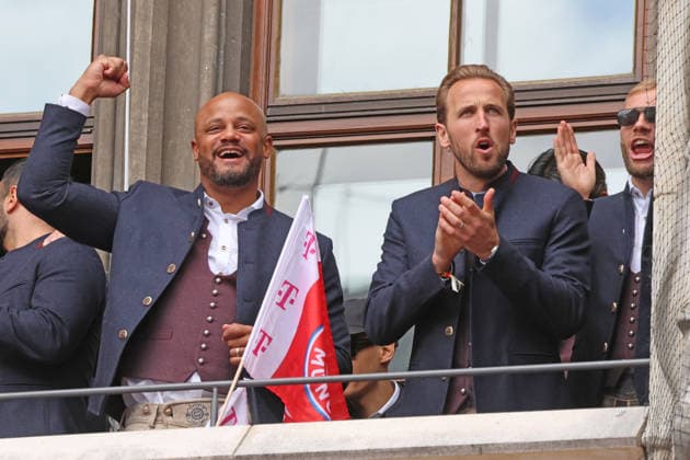 v.l. Trainer Vincent Kompany, 9 Harry Kane, 27 Konrad Laimer, Portraet, Portrait, Marienplatz, 35. Meistertitel, Meisterfeier, Rathausbalkon, Rathaus, Meisterschale, wird präsentiert, Oberbürgermeister Dominik Krause, Fussball 1. BL FC Bayern München - 17.05.2026 Allianz Arena FOTO: Mladen Lackovic LakoPress *** f l Coach Vincent Kompany, 9 Harry Kane, 27 Konrad Laimer, portrait, portrait, Marienplatz, 35 championship title, championship celebration, town hall balcony, town hall, championship trophy, is presented, Lord Mayor Dominik Krause, Football 1 BL FC Bayern Munich 17 05 2026 Allianz Arena PHOTO Mladen Lackovic LakoPress