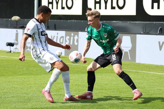 17 05 2026, xrekx, Fußball 2 Bundesliga, SV Elversberg Preußen Münster v l Jan Gyamerah SV 07 Elversberg Joshua Mees Preussen Muenster Zweikampf, Aktion, action, battle for the ball DFL DFB REGULATIONS PROHIBIT ANY USE OF PHOTOGRAPHS as IMAGE SEQUENCES and or QUASI VIDEO Elversberg