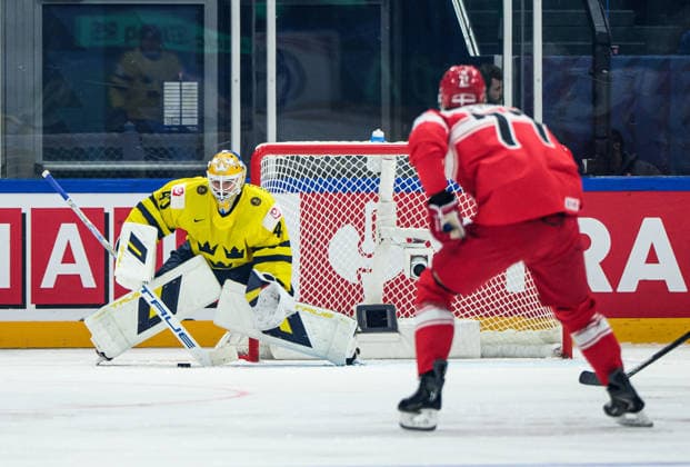 260517 Goaltender Arvid Söderblom of Sweden during the 2026 IIHF Ice Hockey World Championship match between Denmark and Sweden on May 17, 2026 in Fribourg Photo Jesper Zerman BILDBYRAN kod JZ JZ0716 ishockey ice hockey ishockey vm 2026 vm 2026 iihf world championship danmark denmark sverige sweden bbeng  Copyright: JESPERxZERMAN BB260517JZ023