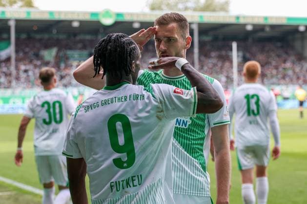Dennis Srbeny 7 Spvgg Greuther Fuerth and Noel Futkeu 9 Spvgg Greuther Fuerth salute, special cheer after the 3 0, SpVgg Greuther Fuerth vs Fortuna Duesseldorf, Football, Men, 2 Bundesliga, DFL, Season 2025 2026, 34 Matchday, second round, 17 05 2026 DFB regulations prohibit any use of photographs as image sequences and or quasi video Fuerth Bayern Germany Copyright: xkolbert-press MartinxAgüerax