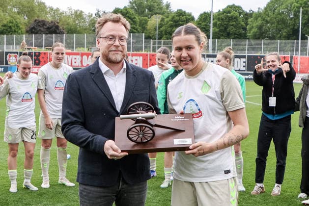 from left Patrick Kleinmann presents Larissa Mühlhaus SV Werder Bremen, 7 with the top scorers crown in the Googe Pixel Womens Bundesliga, THE DFB REGULATIONS PROHIBIT ANY USE OF PHOTOGRAPHS AS IMAGE SEQUENCES AND OR QUASI VIDEO , 17 05 2026, Leverkusen Germany , Football, Google Pixel Womens Bundesliga, Bayer 04 Leverkusen SV Werder Bremen xobx