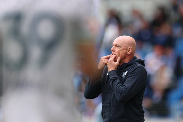 Uwe Roesler VfL Bochum, head coach whistles on the sideline, Karlsruher SC vs VfL Bochum, 2 Bundesliga, 34 Matchday, 2025 2026, 17 05 2026, DFL REGULATES PROHIBIT ANY USE OF PHOTOGRAPHS AS IMAGE SEQUENCES AND OR QUASI VIDEO, Karlsruher SC vs VfL Bochum, 2 Bundesliga, 34 Matchday, 2025 2026, 17 05 2026 Karlsruhe Copyright: xEibner-Pressefoto JanxPrihodax EP_JPA