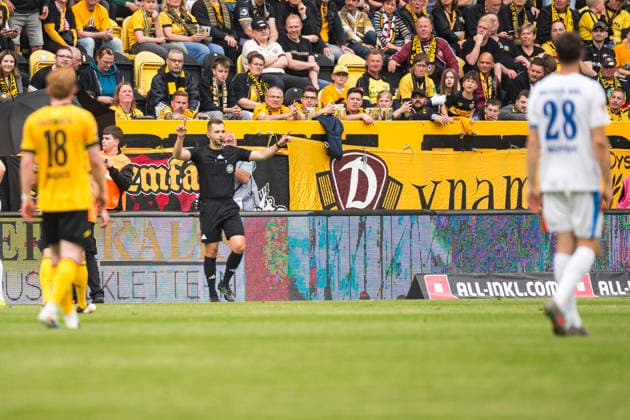 17 05 2026, xomx, Soccer 2 Bundesliga, Dynamo Dresden Holstein Kiel v l abolish video evidence The referee checks, decides on yellow against Robert Wagner Dynamo Dresden and penalty kick Alexander Bernhardsson Holstein Kiel enters and Tim Stanislav Schreiber Dynamo Dresden holds DFL DFB REGULATIONS PROHIBIT ANY USE OF PHOTOGRAPHS as IMAGE SEQUENCES and or QUASI VIDEO Dresden