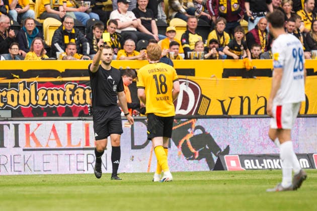 17 05 2026, xomx, Soccer 2 Bundesliga, Dynamo Dresden Holstein Kiel v l abolish video evidence The referee checks, decides on yellow against Robert Wagner Dynamo Dresden and penalty kick Alexander Bernhardsson Holstein Kiel enters and Tim Stanislav Schreiber Dynamo Dresden holds DFL DFB REGULATIONS PROHIBIT ANY USE OF PHOTOGRAPHS as IMAGE SEQUENCES and or QUASI VIDEO Dresden