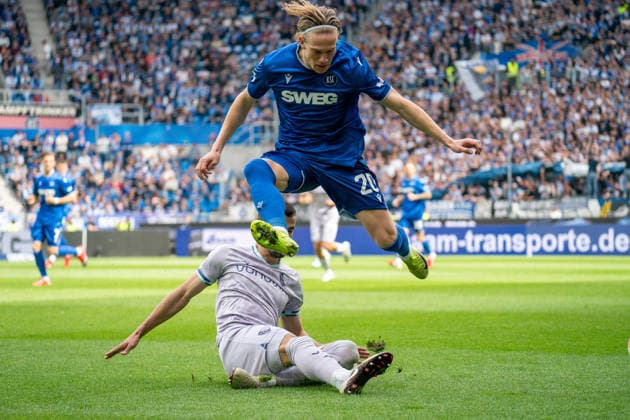 17 05 2026, xdaymx, Fußball 2 Bundesliga, Karlsruher SC VfL Bochum, vl Erhan Masovic VfL Bochum grätscht David Herold Karlsruher SC ab DFL DFB REGULATIONS PROHIBIT ANY USE OF PHOTOGRAPHS as IMAGE SEQUENCES and or QUASI VIDEO Karlsruhe