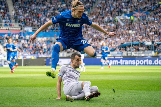 17 05 2026, xdaymx, Fußball 2 Bundesliga, Karlsruher SC VfL Bochum, vl Erhan Masovic VfL Bochum grätscht David Herold Karlsruher SC ab DFL DFB REGULATIONS PROHIBIT ANY USE OF PHOTOGRAPHS as IMAGE SEQUENCES and or QUASI VIDEO Karlsruhe