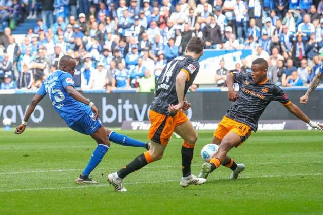 17 05 2026, xgox, Fußball 2 Bundesliga 1 FC Magdeburg 1 FC Kaiserslautern emspor, v l Silas Gnaka Magdeburg, 25 , Jacob Rasmussen Kaiserslautern, 14 , David Schramm Kaiserslautern, 41 Zweikampf, Duell, Kampf, tackle DFL DFB REGULATIONS PROHIBIT ANY USE OF PHOTOGRAPHS as IMAGE SEQUENCES and or QUASI VIDEO Magdeburg