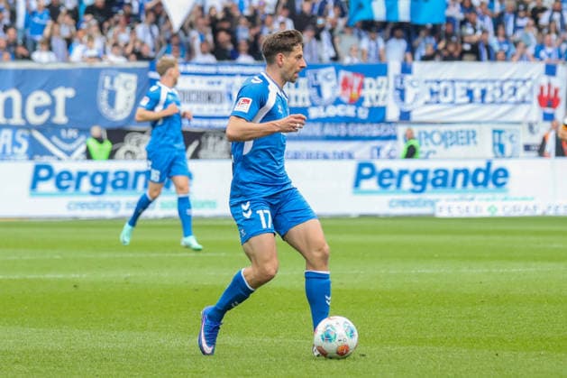 17 05 2026, xgox, Fußball 2 Bundesliga 1 FC Magdeburg 1 FC Kaiserslautern emspor, v l Alexander Nollenberger Magdeburg, 17 am Ball, plays the ball DFL DFB REGULATIONS PROHIBIT ANY USE OF PHOTOGRAPHS as IMAGE SEQUENCES and or QUASI VIDEO Magdeburg