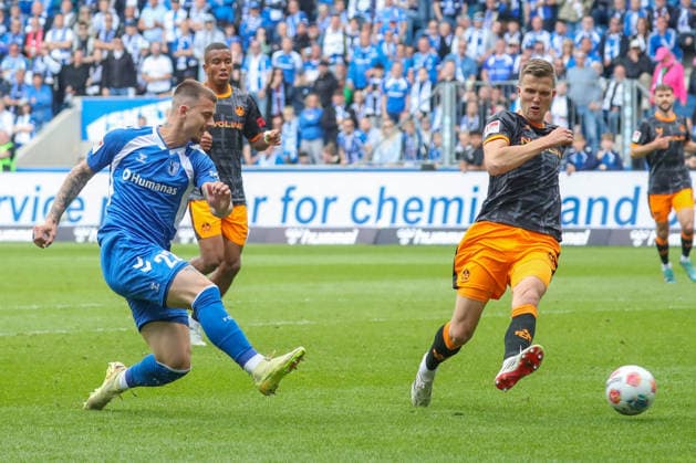17 05 2026, xgox, Fußball 2 Bundesliga 1 FC Magdeburg 1 FC Kaiserslautern emspor, v l Mateusz Zukowski Magdeburg, 22 , Fabian Kunze Kaiserslautern, 6 Zweikampf, Duell, Kampf, tackle DFL DFB REGULATIONS PROHIBIT ANY USE OF PHOTOGRAPHS as IMAGE SEQUENCES and or QUASI VIDEO Magdeburg
