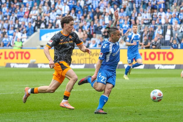 17 05 2026, xgox, Soccer 2 Bundesliga 1 FC Magdeburg 1 FC Kaiserslautern emspor, v l Leon Robinson Kaiserslautern, 37 , Baris Atik Magdeburg, 23 duel, duel, fight, tackle DFL DFB REGULATIONS PROHIBIT ANY USE OF PHOTOGRAPHS as IMAGE SEQUENCES and or QUASI VIDEO Magdeburg