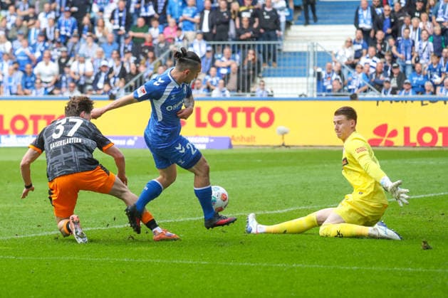 17 05 2026, xgox, Fußball 2 Bundesliga 1 FC Magdeburg 1 FC Kaiserslautern emspor, v l Leon Robinson Kaiserslautern, 37 , Baris Atik Magdeburg, 23 , Julian Krahl Kaiserslautern, 1 Zweikampf, Duell, Kampf, tackle DFL DFB REGULATIONS PROHIBIT ANY USE OF PHOTOGRAPHS as IMAGE SEQUENCES and or QUASI VIDEO Magdeburg