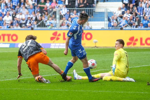 17 05 2026, xgox, Fußball 2 Bundesliga 1 FC Magdeburg 1 FC Kaiserslautern emspor, v l Leon Robinson Kaiserslautern, 37 , Baris Atik Magdeburg, 23 , Julian Krahl Kaiserslautern, 1 Zweikampf, Duell, Kampf, tackle DFL DFB REGULATIONS PROHIBIT ANY USE OF PHOTOGRAPHS as IMAGE SEQUENCES and or QUASI VIDEO Magdeburg