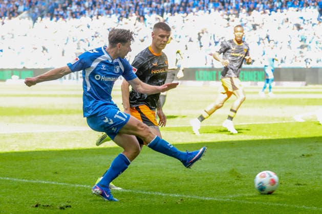 17 05 2026, xgox, Fußball 2 Bundesliga 1 FC Magdeburg 1 FC Kaiserslautern emspor, v l Alexander Nollenberger Magdeburg, 17 Torschuss, schiesst den Ball aufs Tor, Schuss DFL DFB REGULATIONS PROHIBIT ANY USE OF PHOTOGRAPHS as IMAGE SEQUENCES and or QUASI VIDEO Magdeburg