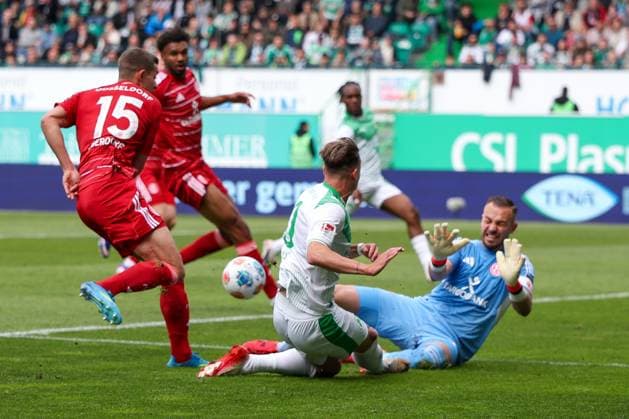 Felix Klaus 30 Spvgg Greuther Fuerth in action against Tim Oberdorf 15 Fortuna Duesseldorf and Florian Kastenmeier 33 Fortuna Duesseldorf , SpVgg Greuther Fuerth vs Fortuna Duesseldorf, Fußball, Maenner, 2 Bundesliga, DFL, Saison 2025 2026, 34 Spieltag, Rueckrunde, 17 05 2026 DFB regulations prohibit any use of photographs as image sequences and or quasi video Fuerth Bayern Deutschland Copyright: xkolbert-press MartinxAgüerax
