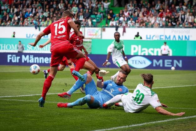 Felix Klaus 30 Spvgg Greuther Fuerth in action against Tim Oberdorf 15 Fortuna Duesseldorf and Florian Kastenmeier 33 Fortuna Duesseldorf , SpVgg Greuther Fuerth vs Fortuna Duesseldorf, Fußball, Maenner, 2 Bundesliga, DFL, Saison 2025 2026, 34 Spieltag, Rueckrunde, 17 05 2026 DFB regulations prohibit any use of photographs as image sequences and or quasi video Fuerth Bayern Deutschland Copyright: xkolbert-press MartinxAgüerax