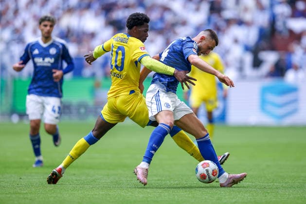 17 05 2026, Fußball, FC Schalke 04 Eintracht Braunschweig, 34 Spieltag, 2 Fußball Bundesliga, Veltins Arena Gelsenkirchen, Saison 2025 2026 Mehmet Aydin Braunschweig 10 im Zweikampf gegen Hasan Kurucay Schalke04 04 DFB regulations prohibit any use of photographs as image sequences and or quasi video Nordrhein Westfalen Germany