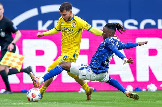 17 05 2026, Football, FC Schalke 04 Eintracht Braunschweig, Matchday 34, 2 Fußball Bundesliga, Veltins Arena Gelsenkirchen, Saison 2025 2026 Mehmet Aydin Braunschweig 08 in duel against Moussa Ndiaye Schalke04 16 DFB regulations prohibit any use of photographs as image sequences and or quasi video Nordrhein Westfalen Germany