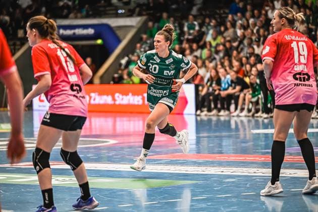 Scene with Louisa De Bellis 20 Frisch auf Göppingen Women , Madeleine Östlund 13 SV Halle Neustadt and Lea Gruber 19 SV Halle Neustadt Scene with Louisa De Bellis 20 Frisch auf Göppingen Women and opponents Copyright: xspeedshotx