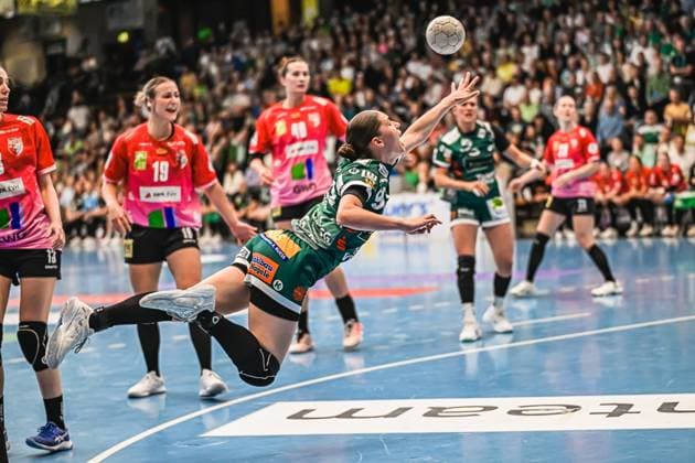 Scene with Lea Gruber 19 SV Halle Neustadt , Sophia Marie Mohr 27 Frisch auf Göppingen Women and Nicola Merz 23 Frisch auf Göppingen Women as well as other players in the EWS Arena Scene with Lea Gruber 19 SV Halle Neustadt and Sophia Marie Mohr 27 Frisch auf Göppingen Women Copyright: xspeedshotx