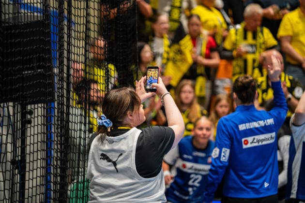 HSG Blomberg Lippe GER vs Borussia Dortmund GER Handball, 1 Handball Bundesliga Women, Final, Match 1, 17 5 2026, Season 2025 2026, Dortmund Mia Reckendorf HSG Blomberg Lippe, Media and Communication films the entrance of HSG Blomberg Lippe GER Dortmund Sporthalle Wellinghofen Germany
