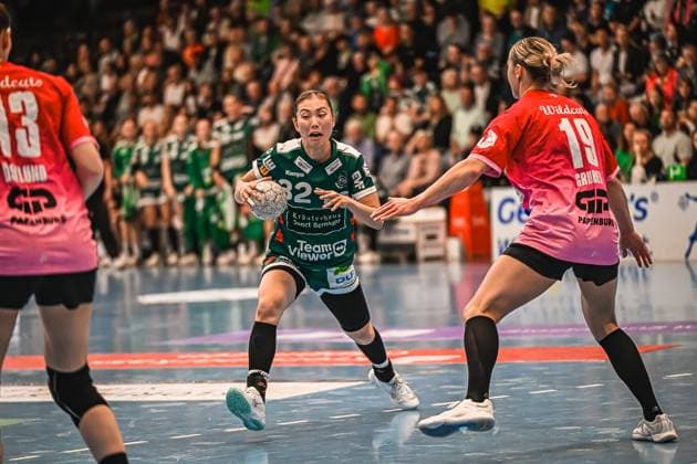 Scene with Haruno Sasaki 32 Frisch auf Göppingen Women , Lea Gruber 19 SV Halle Neustadt and Madeleine Östlund 13 SV Halle Neustadt Scene with Haruno Sasaki 32 Frisch auf Göppingen Women and opponents Copyright: xspeedshotx
