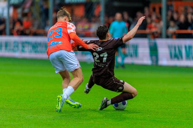 2026-05-17 FC Volendam v SC Telstar - Dutch Eredivisie VOLENDAM, NETHERLANDS - MAY 17: Dave Kwakman of FC Volendam, Patrick Brouwer of Telstar during the Dutch Eredivisie match between FC Volendam and SC Telstar at Kras Stadion on May 17, 2026 in Volendam, Netherlands. Volendam Kras Stadion Netherlands Content not available for redistribution in The Netherlands directly or indirectly through any third parties. Copyright: xMarcelxvanxPlateringenx