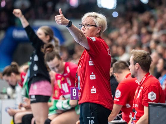 Ines Seidler, Head Coach SV Union Halle Neustadt gives her team the thumbs up, Frisch Auf Goeppingen vs SV Union Halle Neustadt, Handball, 1 Bundesliga, Season 2025 2026, 17 05 2026 Frisch Auf Goeppingen vs SV Union Halle Neustadt, Handball, 1 Bundesliga, Season 2025 2026, 17 05 2026 Goeppingen Copyright: xMichaelxSchmidt Eibner-Pressefotx EP_MST