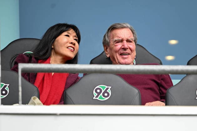 Sport Bilder des Tages 2. Bundesliga - Hannover 96 - 1. FC Nürnberg am 17.05.2026 in der HDI Arena in Hannover Der ehemalige Bundeskanzler Gerhard Schröder (81) und seine Ehefrau Kim So-yeon (55) im Stadion *** 2 Bundesliga Hannover 96 1 FC Nürnberg on 17 05 2026 at the HDI Arena in Hanover Former German Chancellor Gerhard Schröder 81 and his wife Kim So yeon 55 in the stadium MT