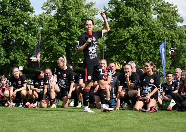 17 05 2026, xsltx, Fußball Google Pixel Frauen Bundesliga, Eintracht Frankfurt 1 FC Union Berlin v l Great jubilation at Eintracht Frankfurt after reaching the Champions League, Sara Doorsoun Eintracht Frankfurt as pre-singer DFL DFB REGULATIONS PROHIBIT ANY USE OF PHOTOGRAPHS as IMAGE SEQUENCES and or QUASI VIDEO