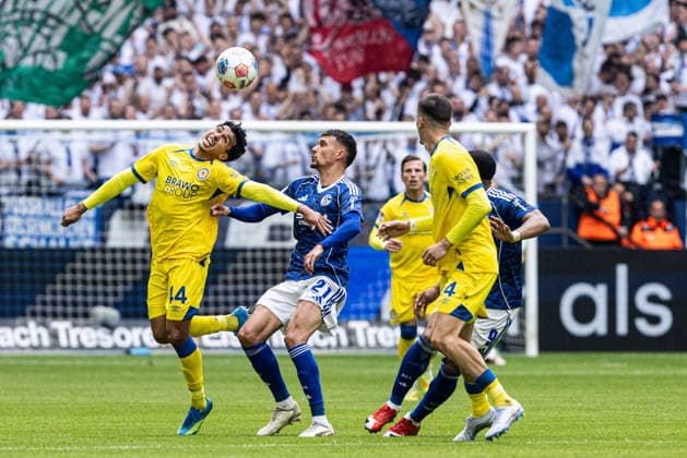 2 Fußball Bundesliga Schalke 04 Eintracht Braunschweig 17 05 2026 Dejan Ljubicic FC Schalke 04, 21 , Johan Gomez Eintracht Braunschweig, 44 2 Fußball Bundesliga Schalke 04 Eintracht Braunschweig Veltins Arena, Gelsenkirchen 17 05 2026 DFL regulations prohibit any use of photographs as image sequences and or quasi video Copyright: xBEAUTIFULxSPORTS Buriakovx