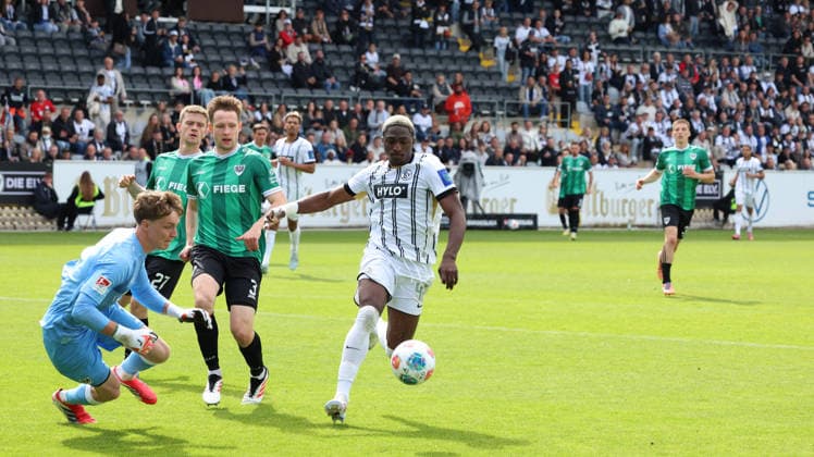 17 05 2026, xrekx, Fußball 2 Bundesliga, SV Elversberg Preußen Münster v l Johannes Schenk Preussen Muenster David Mokwa SV 07 Elversberg Zweikampf, Aktion, action, battle for the ball DFL DFB REGULATIONS PROHIBIT ANY USE OF PHOTOGRAPHS as IMAGE SEQUENCES and or QUASI VIDEO Elversberg