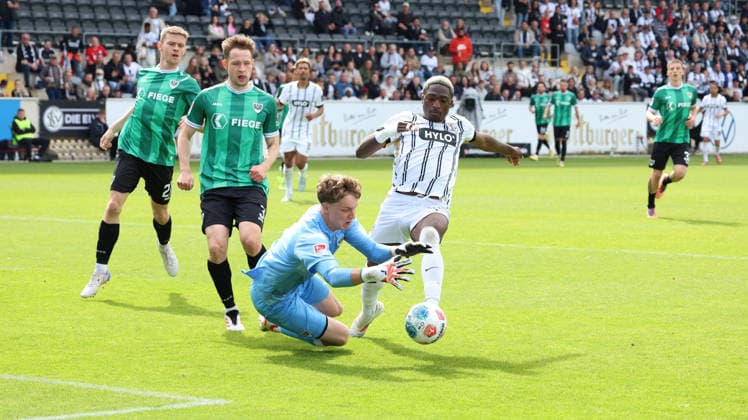 17 05 2026, xrekx, Fußball 2 Bundesliga, SV Elversberg Preußen Münster v l Johannes Schenk Preussen Muenster David Mokwa SV 07 Elversberg Zweikampf, Aktion, action, battle for the ball DFL DFB REGULATIONS PROHIBIT ANY USE OF PHOTOGRAPHS as IMAGE SEQUENCES and or QUASI VIDEO Elversberg