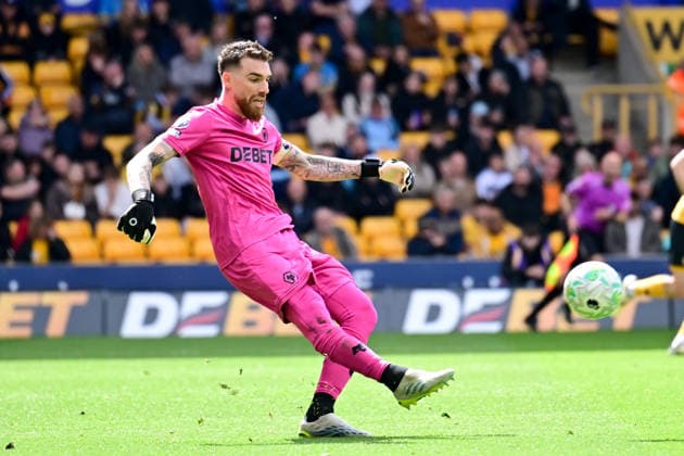 Wolverhampton Wanderers v Fulham, Premier League Wolverhampton Wanderers goalkeeper Jose Sa(1) on defensive duties during the Premier League match between Wolverhampton Wanderers and Fulham at Molineux, Wolverhampton, UK on 17 May 2026. Wolverhampton Molineux West Midlands UK Editorial use only DataCo restrictions apply See www.football-dataco.com , Copyright: xDennisxGoodwinx PSI-24264-0040